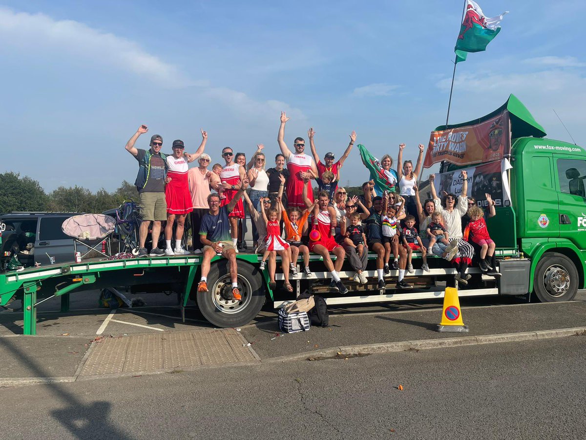 Dani_Rowe_MBE's tweet photo. Cheerleaders for @LukeRowe1990 at the final stage of @TourofBritain 🥳 #tourofbritain https://t.co/VSFdesUt2L