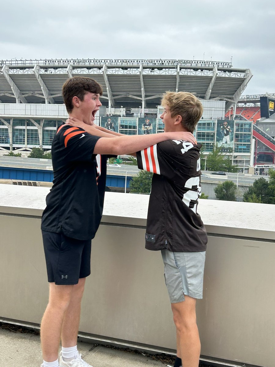 TraceyHanson40's tweet photo. Battle of Ohio! #CINvsCLE https://t.co/ptHCVNuk6k