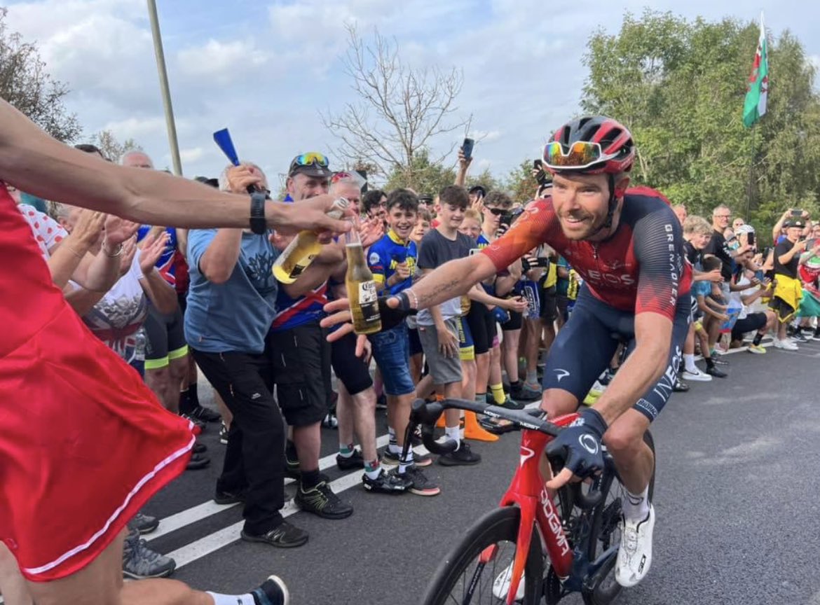 This sequence of photos by @RobHarrison1974 👏🏼👏🏼👏🏼 It’s one on the greatest baton changes in athletics history. #TourOfBritain