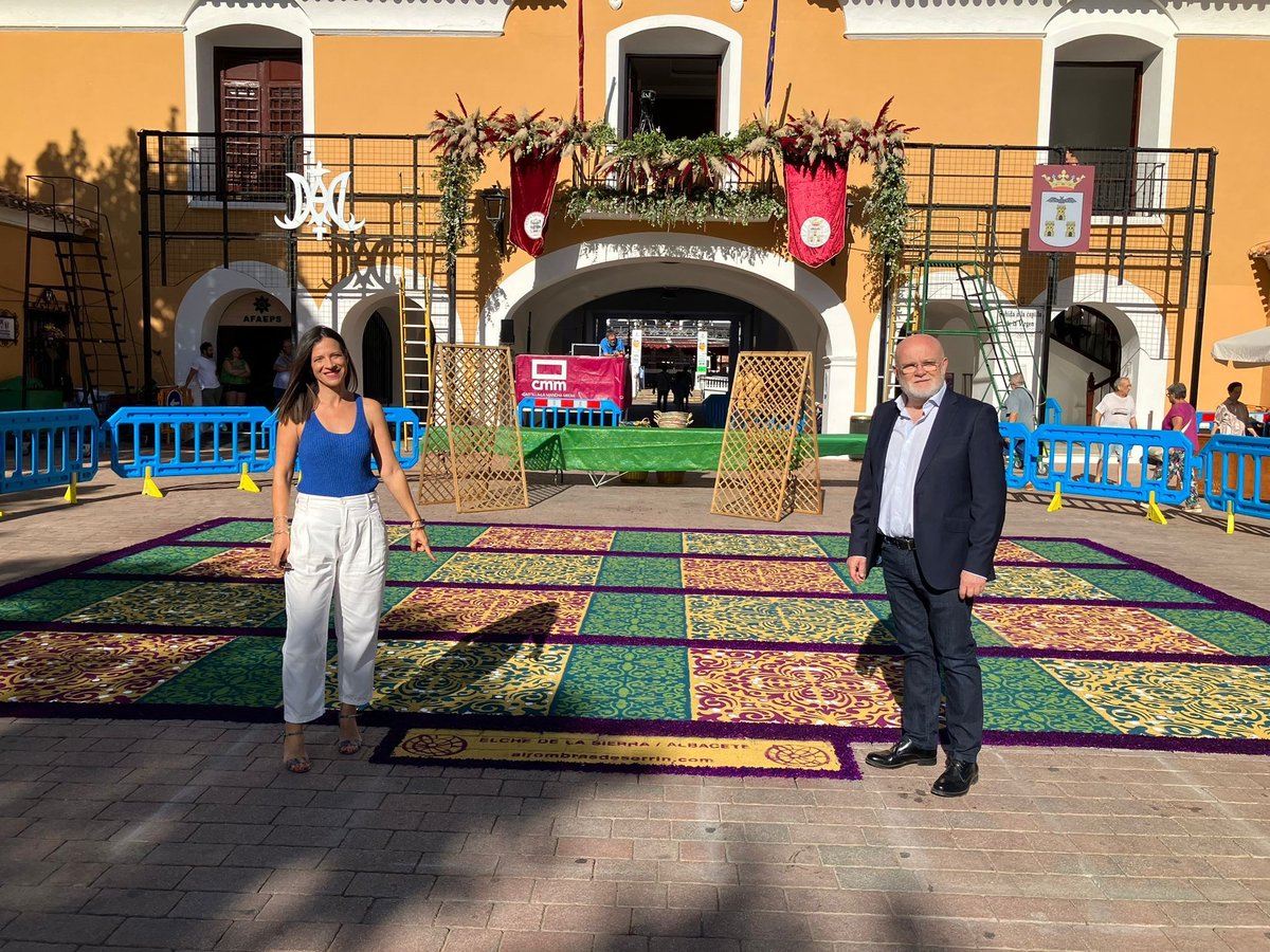 Gobierno regional destaca el arte efímero de las alfombras de serrín de Elche de la Sierra - lanzadigital.com/castilla-la-ma…