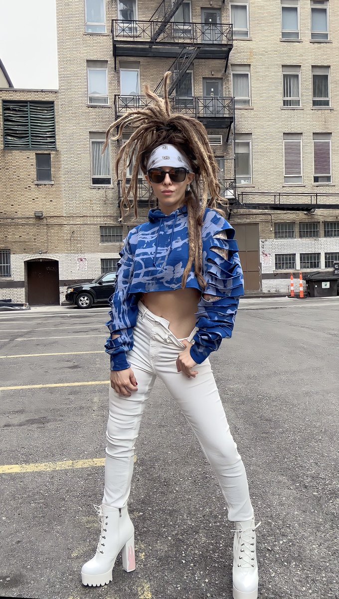 Fall looks good on me 💙🤍