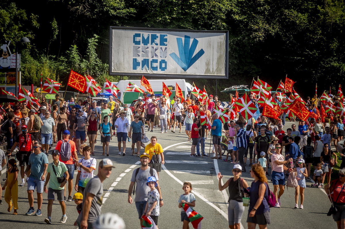 naiz_info's tweet photo. [GALERÍA FOTOGRÁFICA] 
Desde Iruñea a Lekunberri, ikurriñas y banderas de Nafarroa han salpicado los arcenes al paso de #LaVuelta23 
https://t.co/Gpyvh1GMQa
#HauEHda #Basquesdecide #EuskalHerriakerabaki https://t.co/m6SPygBV3O