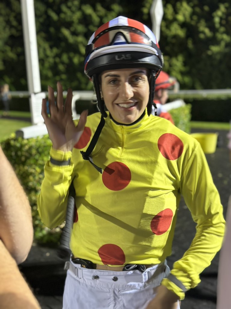 📸 Josephine Gordon rocking the Racefield Racing Club silks at Kempton on Friday 🏇 There’s still time to join our club with a range of perks including Owners & Trainers tickets to the races, stable visits and more. Join in with the fun ➡️ info@racefieldracing.co.uk