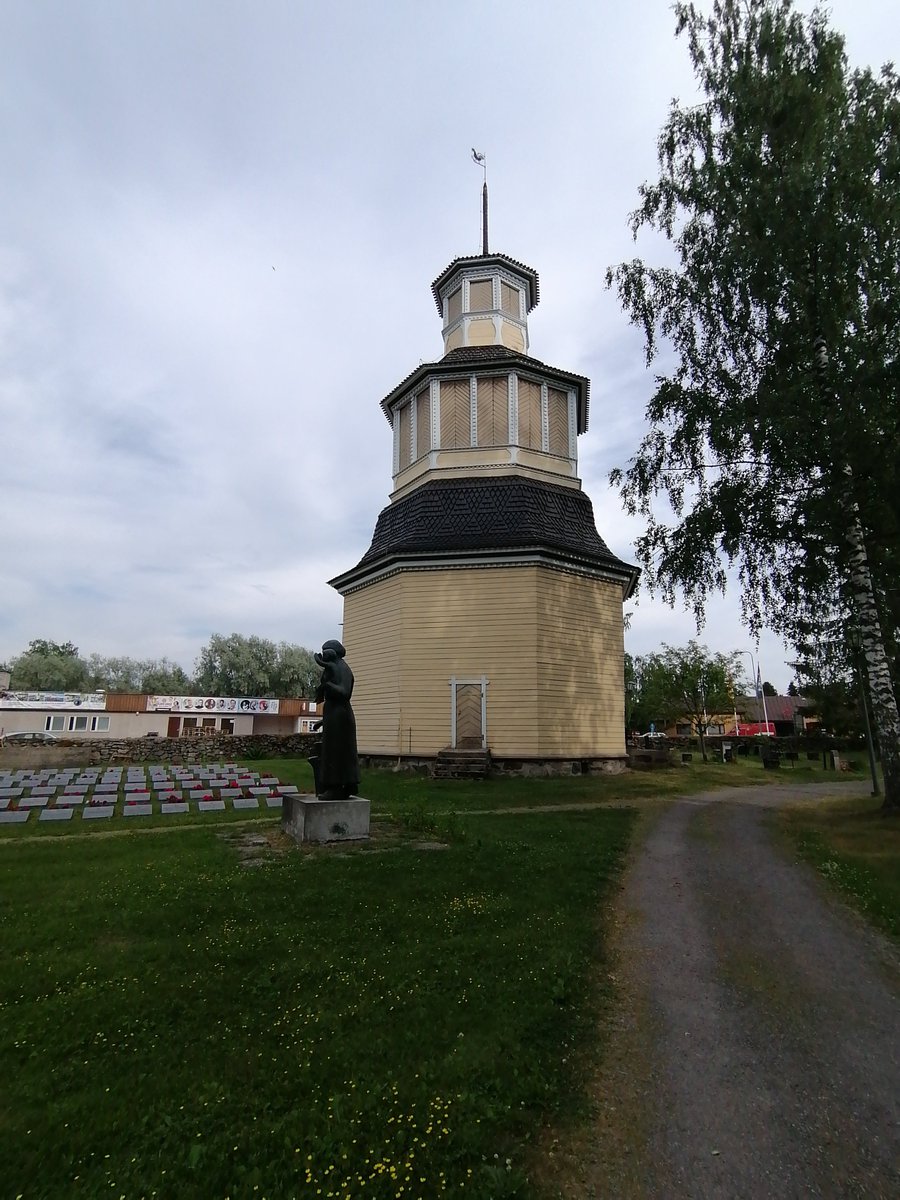SKirkot's tweet photo. 211. Puumalan kirkko valmistui vuosina 1830-1832. Kellotapuli on vuodelta 1806. Kirkon suunnitteli Gustav Wilhelm Viksten. Kirkossa on runsaasti kulmia. #suomenkirkot #Puumala #Puumalankirkko https://t.co/3gsHmB52I7