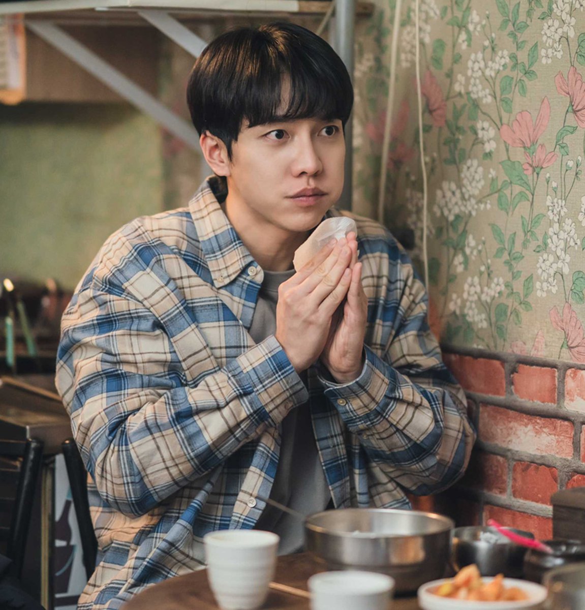New Episode of "#LeeSeungGi as food for no reason at all" 😂

Dumpling SeungGi just for fun 😁