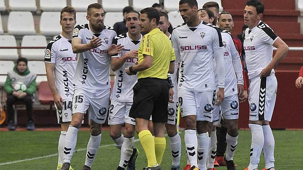 El único que no se calló. Héroe. Los que el sábado no vayan inconscientes deberían recibir a este hombre en el Belmonte con la ovación de su vida mientras la megafonía pincha el himno de Marlo de La Hora Chanante.
