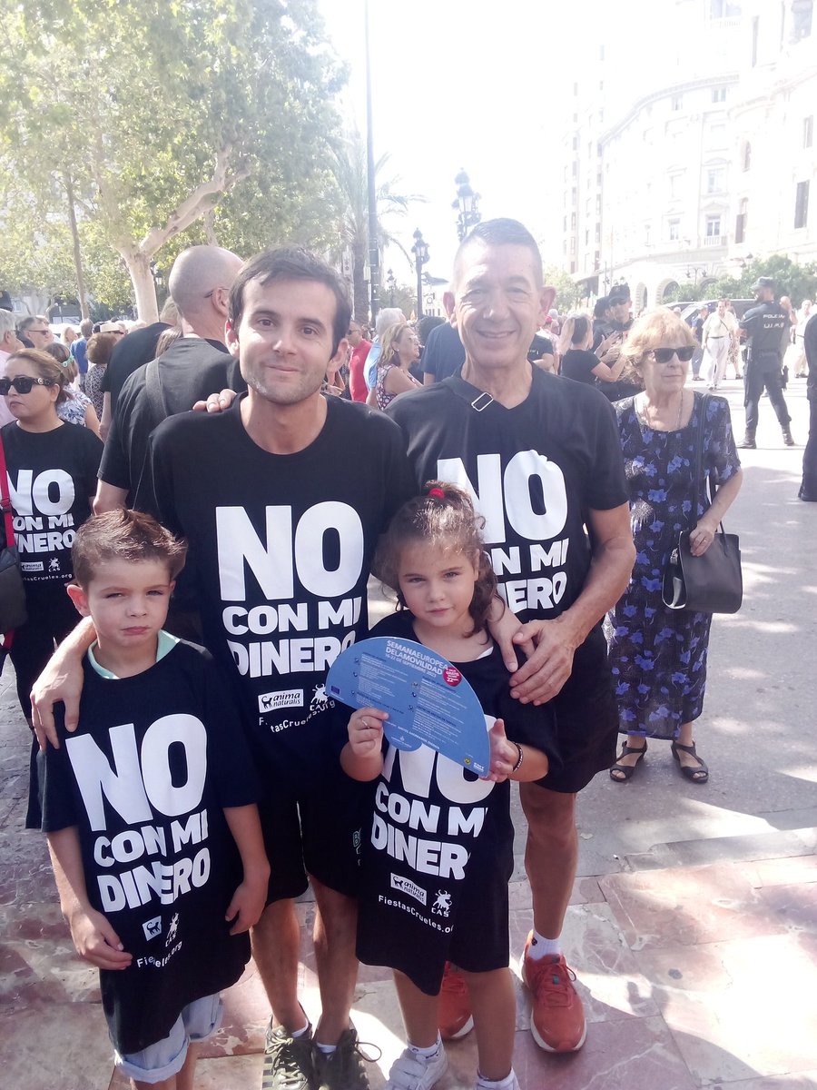 MartinezNevado's tweet photo. En el acto de .@AnimaNaturalis para desmantelar el dinero público que reciben las fiestas crueles con los #animales.

Intentaré que mañana salga mi artículo de #opinión. https://t.co/ULZdHo3sgl