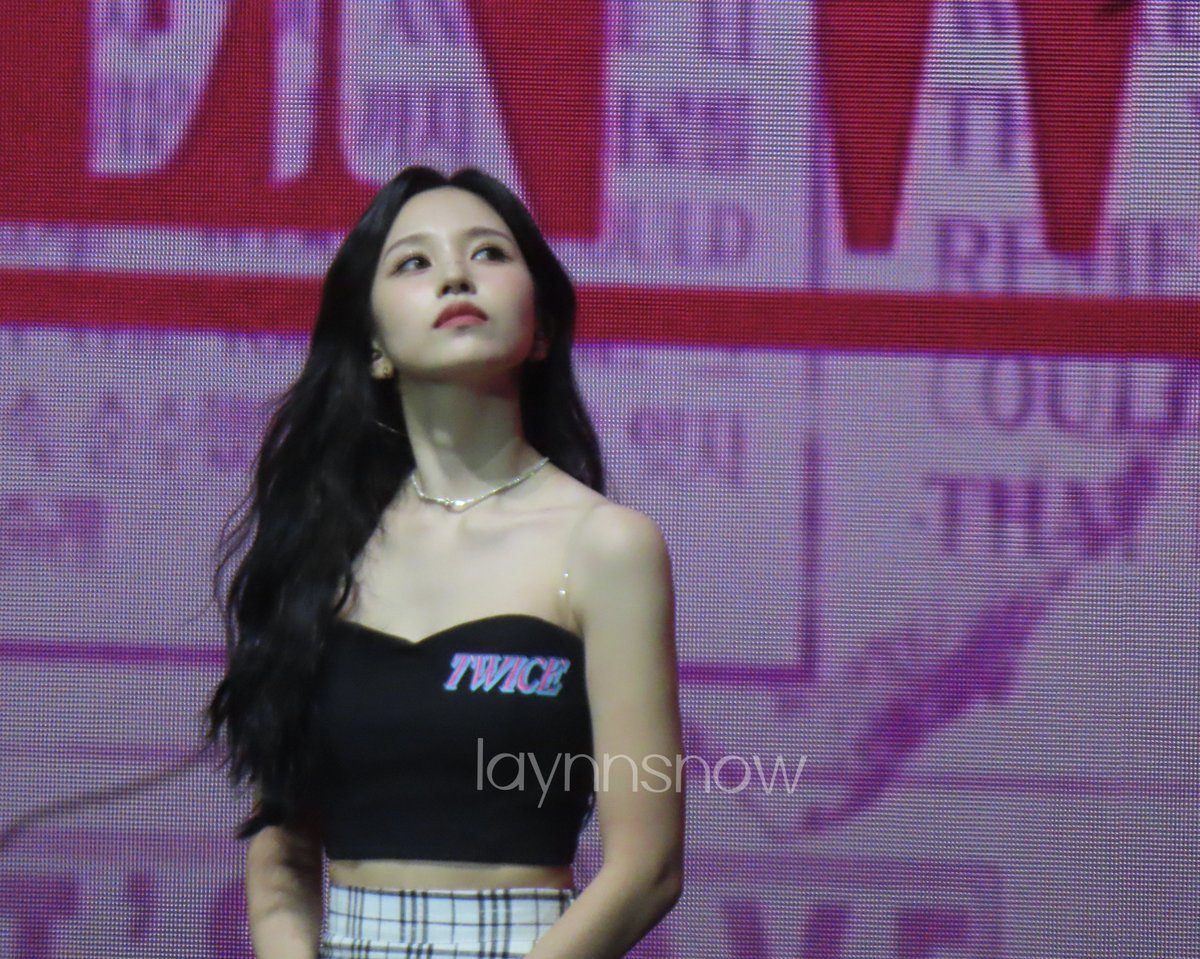 laynnsnow's tweet photo. #미나 #Mina #TWICE 
different outfits😙
TWICE IN LONDON
#READYTOBE_IN_LONDON 
#TWICE_5TH_WORLD_TOUR #Mina https://t.co/aq16FCJSMc