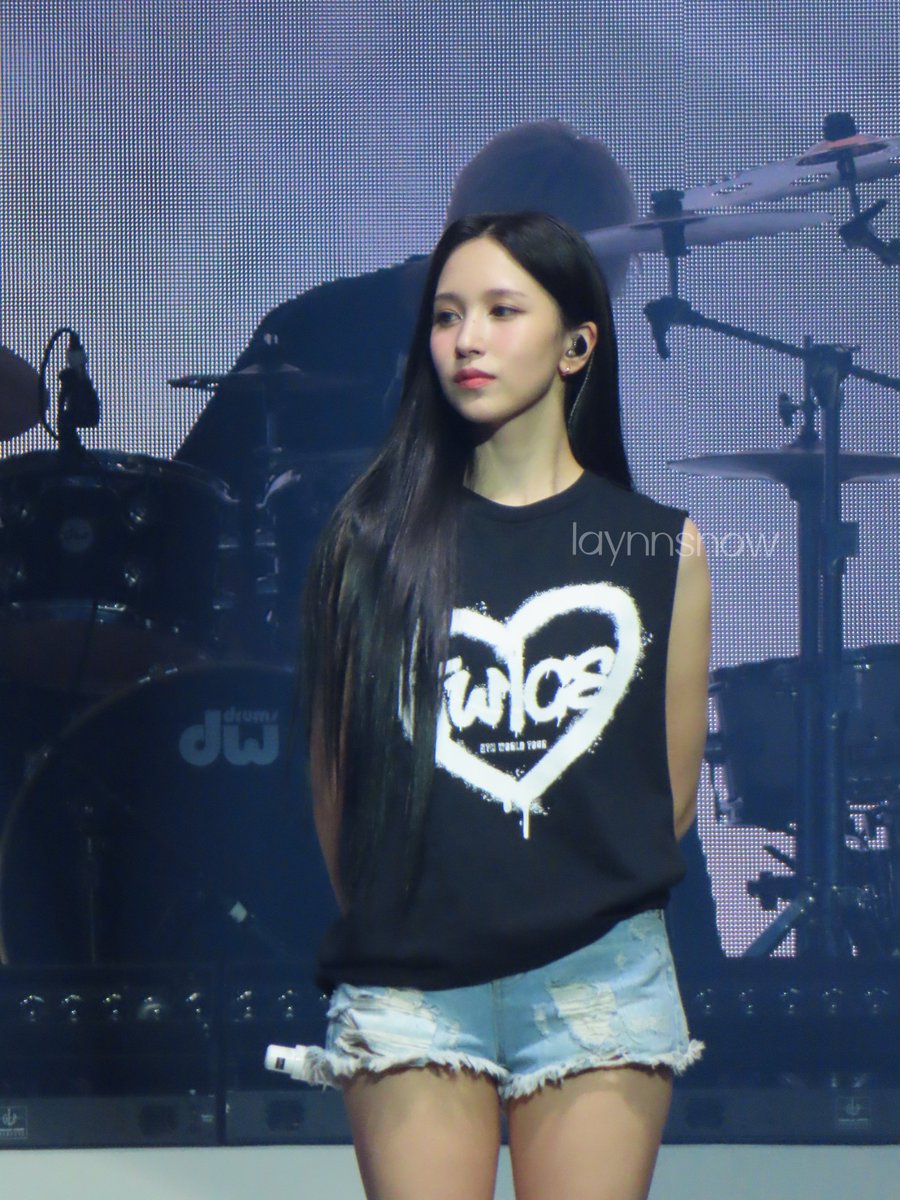 laynnsnow's tweet photo. #미나 #Mina #TWICE 
different outfits😙
TWICE IN LONDON
#READYTOBE_IN_LONDON 
#TWICE_5TH_WORLD_TOUR #Mina https://t.co/aq16FCJSMc