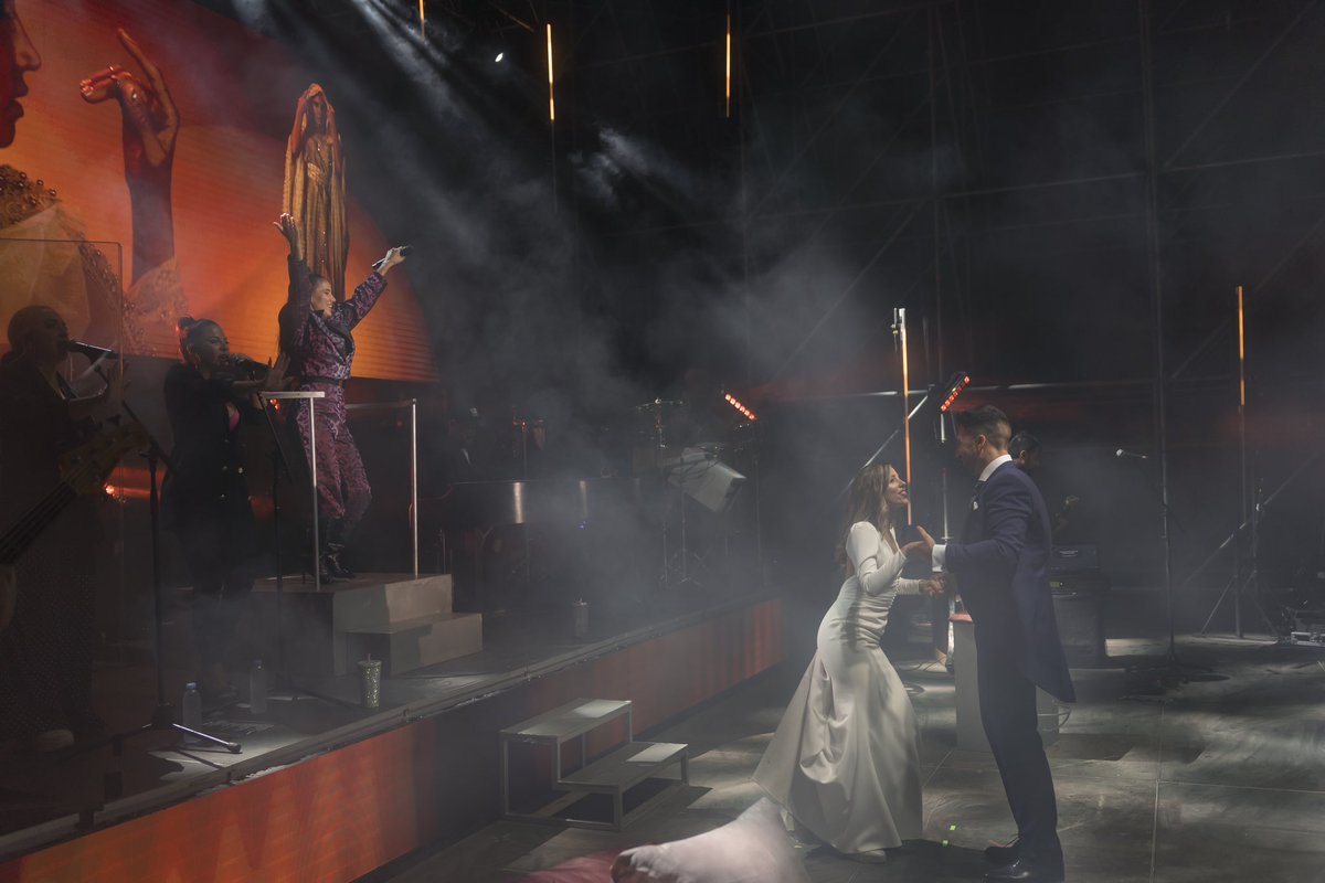 IndiaMartinez's tweet photo. La novia y el novio se escapan de su propia boda para venirse al concierto que dimos anoche en Baza. 😮
Su baile nupcial fue con la canción “5 Sentíos” así que los invité al escenario para repetir ese momentazo junto a los miles de asistentes. De lo más bonito que he vivido.🥰❤️ https://t.co/Ora7rBzPcq
