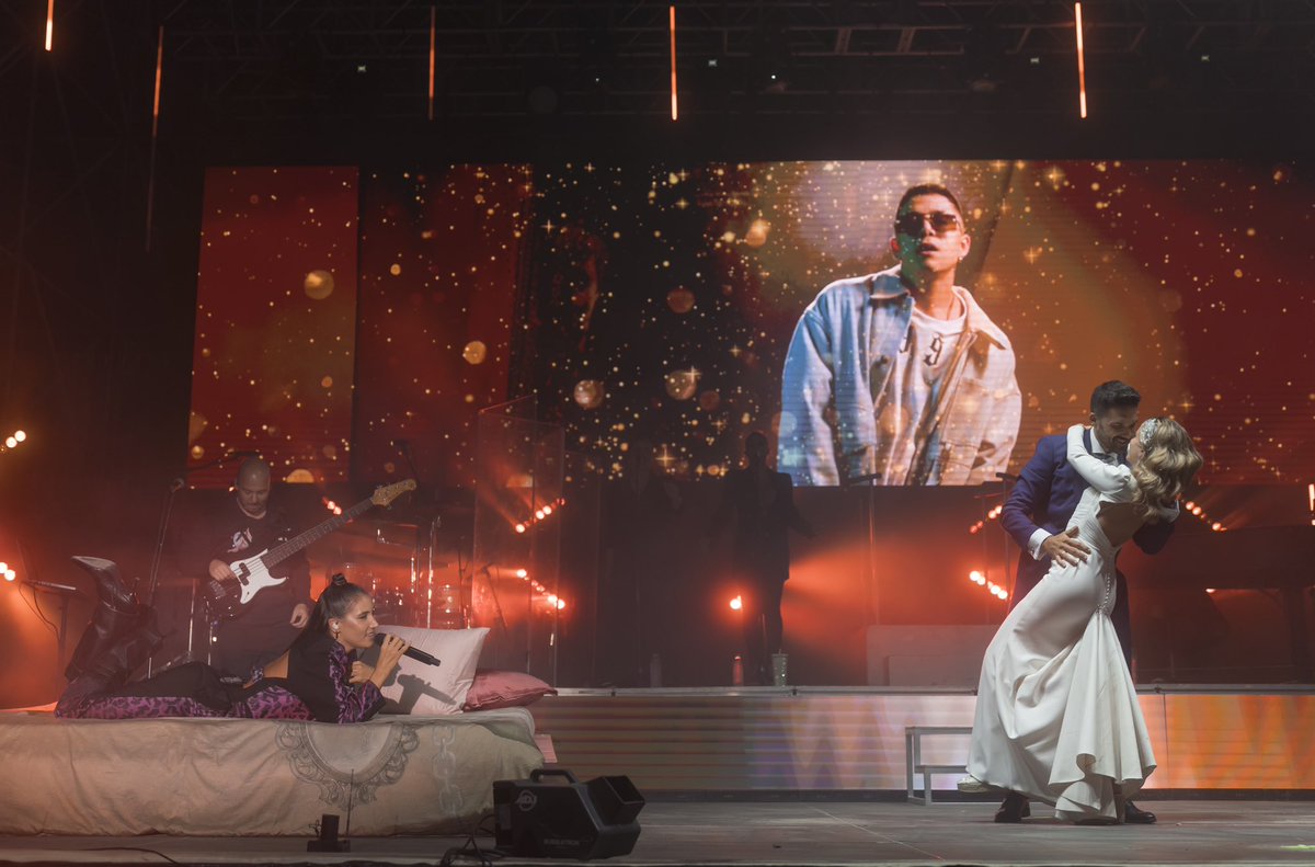 IndiaMartinez's tweet photo. La novia y el novio se escapan de su propia boda para venirse al concierto que dimos anoche en Baza. 😮
Su baile nupcial fue con la canción “5 Sentíos” así que los invité al escenario para repetir ese momentazo junto a los miles de asistentes. De lo más bonito que he vivido.🥰❤️ https://t.co/Ora7rBzPcq