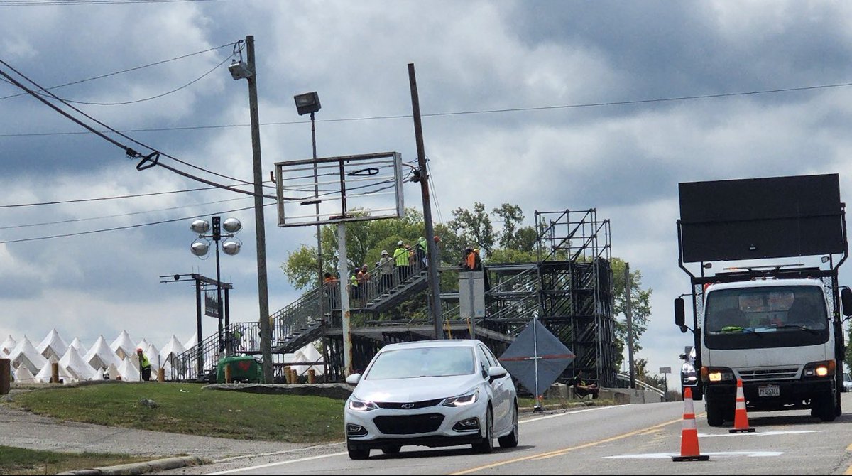 raverade's tweet image. Photos of the Lost Lands pedestrian bridge
🚶‍♀️🦖🚶