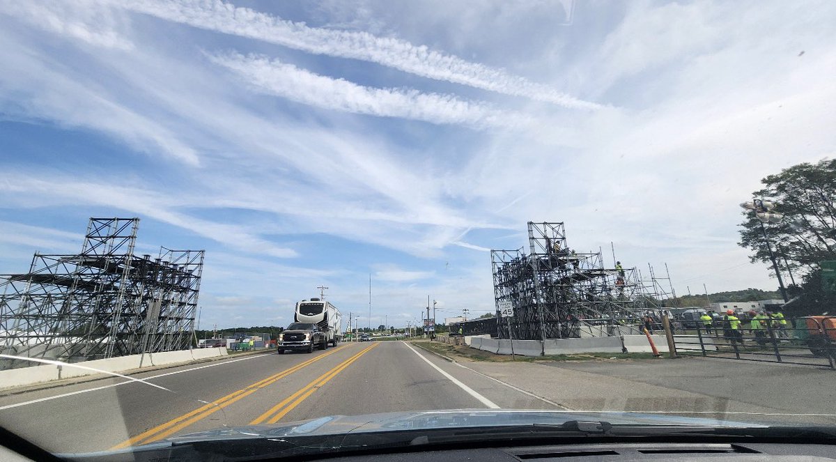 raverade's tweet image. Photos of the Lost Lands pedestrian bridge
🚶‍♀️🦖🚶