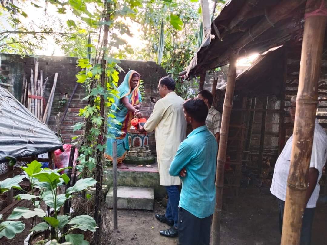 tapanmaityBJP's tweet photo. "আমার মাটি, আমার দেশ" কর্মসূচিতে দিল্লীতে অমৃত বাটীকা নির্মাণের উদ্যেশ্যে আজ বিলামুড়িয়া গ্রামে ঘরে ঘরে মাটি সংগ্রহ করলাম। উপস্থিত সমস্ত কার্যকর্তা কে ধন্যবাদ জানাই। https://t.co/CUACqHhpqN
