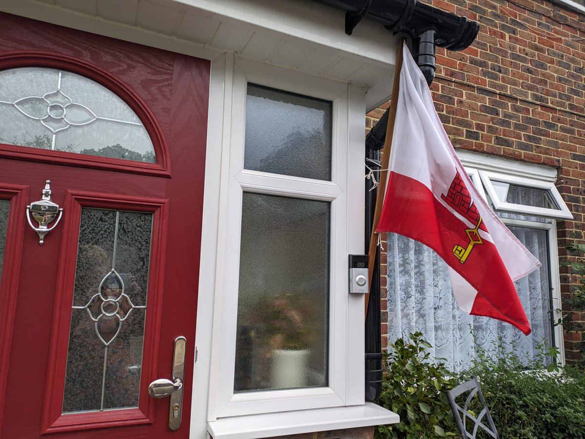 @GBCNewsroom @GulrajaniJulie @PriyaGulraj
@jaysica @mygibraltar @FabianPicardo The flag, proudly flying outside our house, in @Essex 
#BTW door.. already in national colours!!🤣🤣 
Celebrating especially in memory of those we've lost 😢
#HappyNationalDay