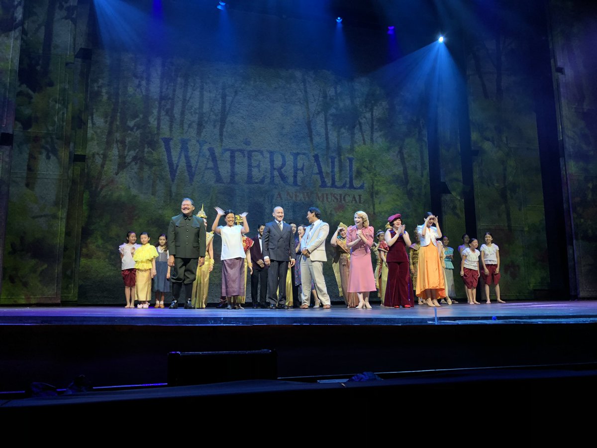 Jubphitnang's tweet photo. #WaterfallANewMusical

ฟีล��หมือนดูบรอดเวย์สากลเลย (ผู้แสดงพูดอังกฤษทั้งเรื่อง และขึ้นซับไทยให้) แล้วส่งผลต่อใจเรามาก ตื้นตัน หัวเราะ ใจฟู ตื่นตากับน้ำตกบนเวที จนไปถึงเสียน้ำตาให้..

ขอบคุณนักแสดงทุกคนที่ฮีลใจเราในวันนี้ครับ มีความสุขจนล้นออกปากคือแบบนี้นี่เอง ฮือออ https://t.co/Rkb0xyxmy3