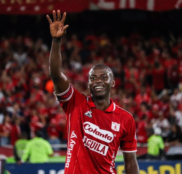 📸 Les confieso que soy amante a las fotos grupales del equipo después de ganar un partido, especialmente un clásico ❤️

Por eso hoy les traemos 5 fotos grupales en clásicos? No sé porque 5 pero me gusta ese número...

Cuántas fotos Adrián?