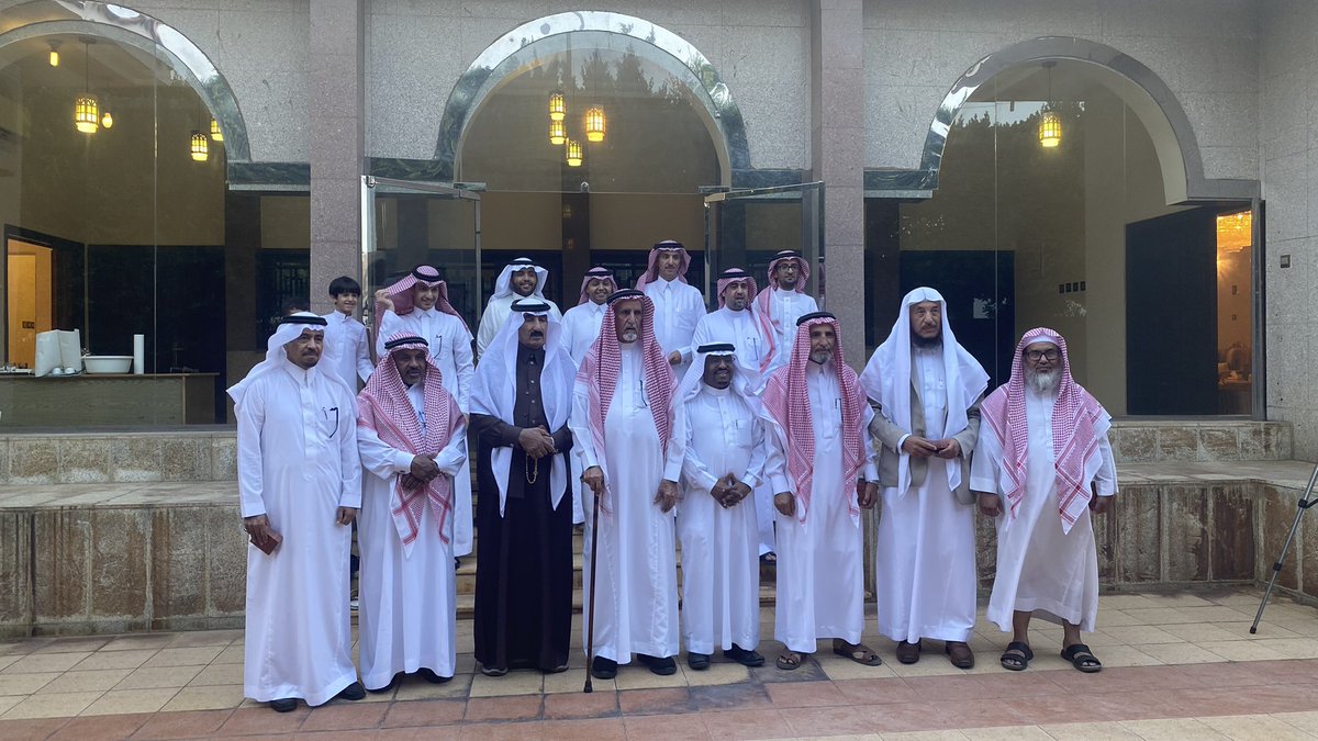 mek3as's tweet photo. وسط أجواء غائمه ورائعه إستقبلت أسرة آل مكعس وفداً من أعيان أبها وخميس مشيط والذين قدموا لتكريم عميد الأسره الشيخ سعد بن مكعس نظيراً لما قدمه سنوات طويله في خدمة محافظة خميس مشيط وأهلها الكرام.. https://t.co/kPy9wJAFDx
