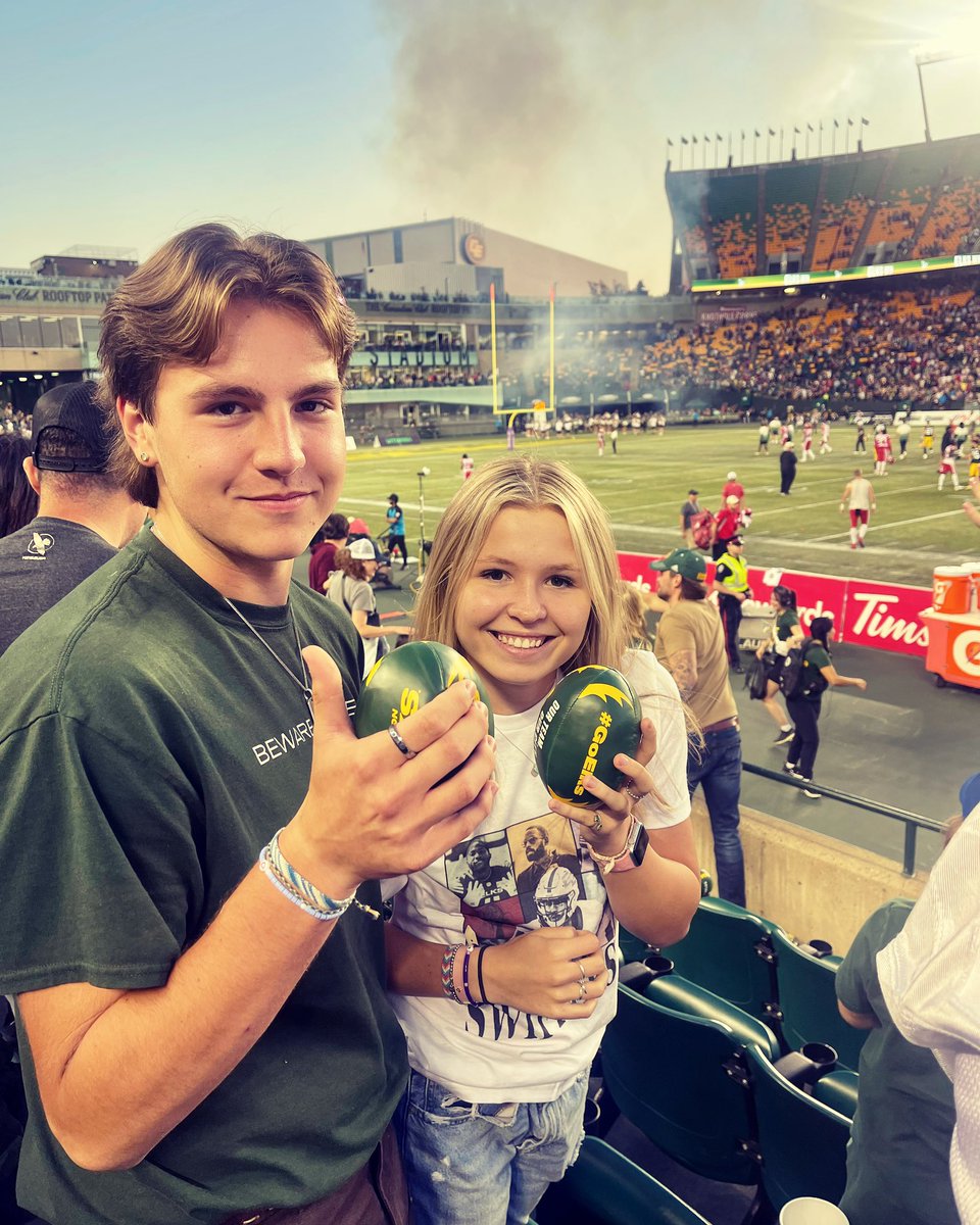 shaunashopper's tweet photo. Big win and footballs for all kids! @GoElks @cfl https://t.co/rRt0WKxGMv