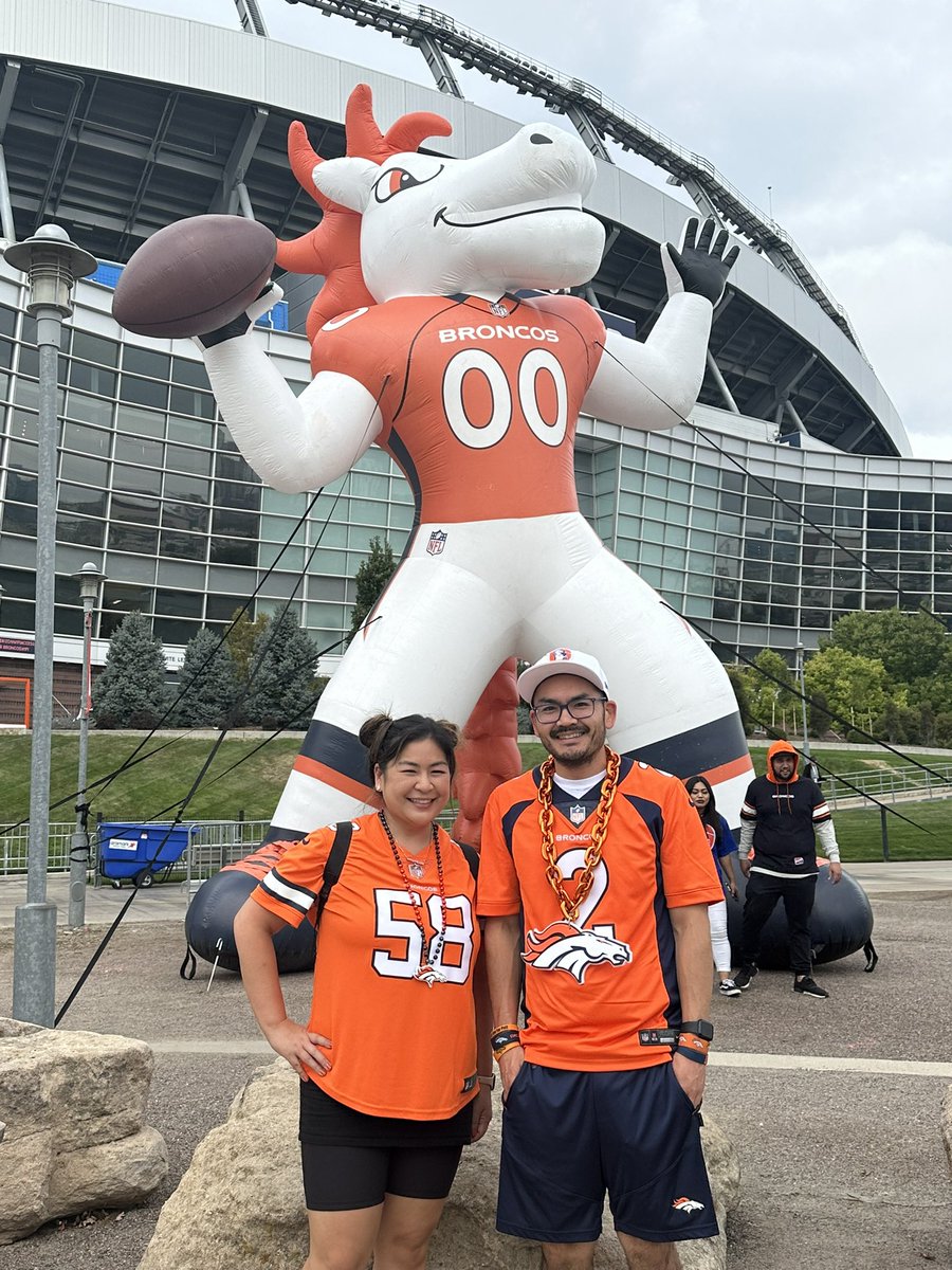 Flew in to Denver from Oregon. Let’s goooooo <a href="/Broncos/">Denver Broncos</a> !!! 🧡💙🧡💙

#BeatTheRaiders