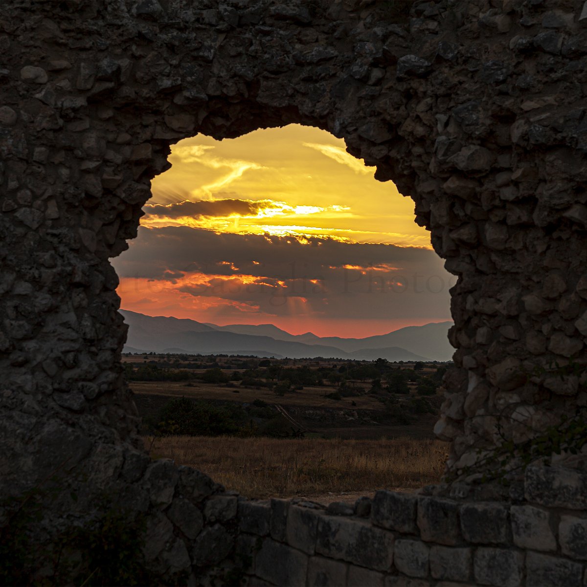 rocaphotography's tweet photo. Tramonto a Peltuinum.
Abruzzo,Italy.
#peltuinum #abruzzo #laquila #Italia #italy #scenery #photooftheday #picoftheday #photography #nature #sunset #sunsets #tramonto #tramonti #longexposition #canonphotography #italianphotography #robertocastigliaphotography https://t.co/nIYcJCcUjF
