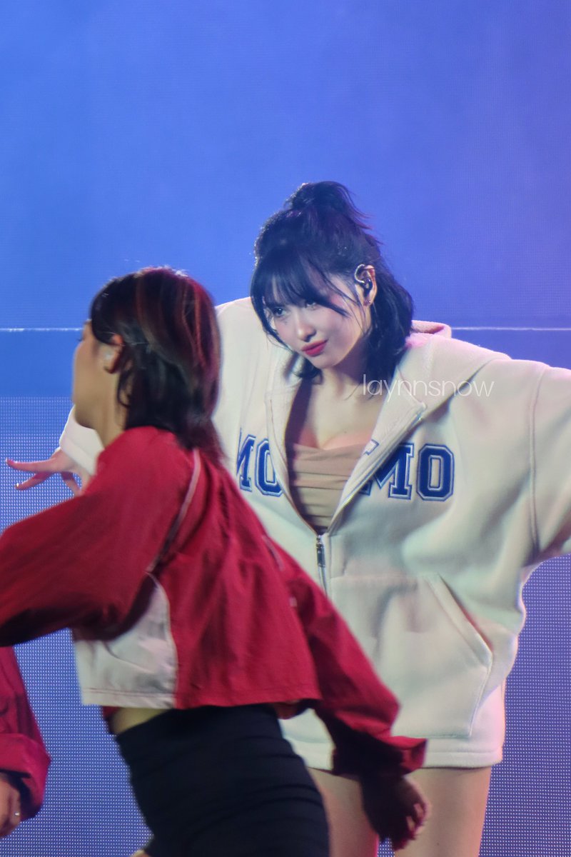 laynnsnow's tweet photo. #モモ #모모 #MOMO  #트와이스 #TWICE Momo is so amazing😚 She's cool on stage and cute when she's smiling quietly.
#READYTOBE_IN_LONDON 
#TWICE_5TH_WORLD_TOUR https://t.co/UN5GdvSXLf