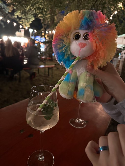 🥂🌃 Ich liebe es im Sommer Abends drau&szlig;en zu sitzen mit Lichtern. 😍 Den L&ouml;wen habe ich &uuml;brigens beim Dosenwerfen<a href="/tag/dj"class="tags"><span>#dj</span></a><a href="/tag/music"class="tags"><span>#music</span></a><a href="/tag/summer"class="tags"><span>#summer</span></a><a href="/tag/hot"class="tags"><span>#hot</span></a><a href="/tag/weekend"class="tags"><span>#weekend</span></a><a href="/tag/summernights"class="tags"><span>#summernights</span></a>