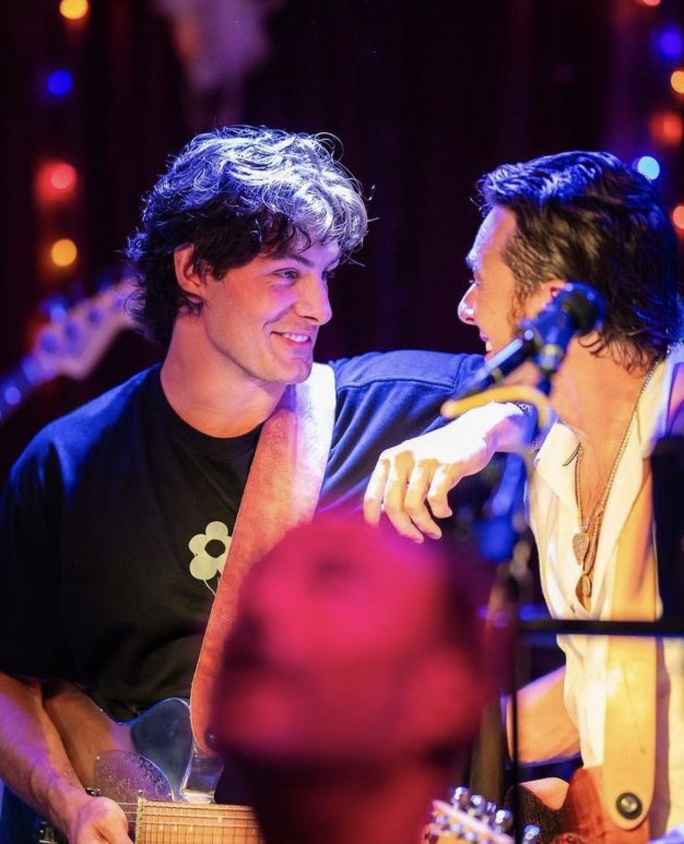 barzyhsx's tweet photo. i LIVE for mat barzal debut on stage era https://t.co/tGJhuPne41