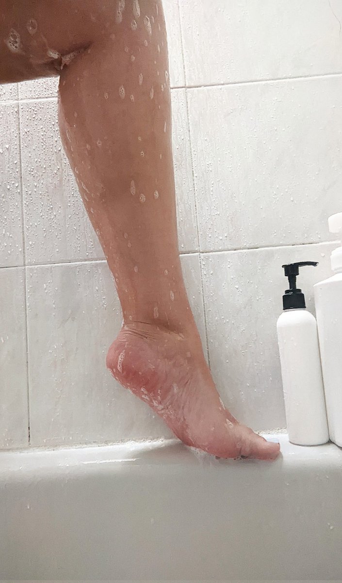 PayEszy's tweet photo. The reason why you worship 
And the reason why you're going to relapse 

° findom ° foot worship ° simp ° latinadomme ° soles ° foot freak ° beta ° paypig ° https://t.co/SFaVQLcPIW