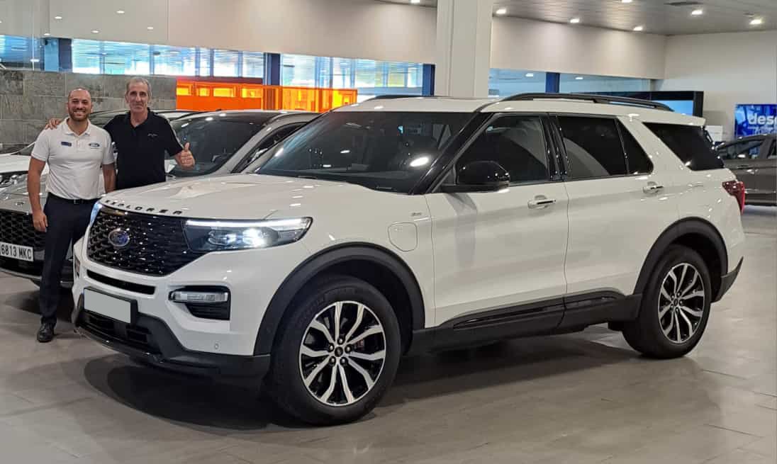 Diego ya tiene su nuevo Ford Explorer, un referente de la excelencia en todoterrenos 🏆 ¡Gracias por apostar por nuestro concesionario! Esperamos que estés disfrutando de tu nuevo compañero 😍 #Ford #FordExplorer #Entrega