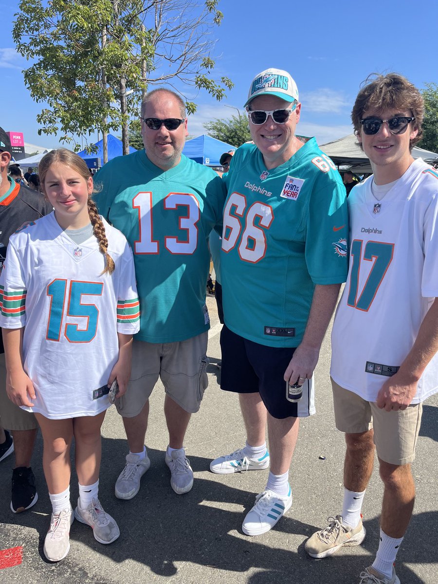 Met ⁦<a href="/ian693/">Big E</a>⁩ today and let him know I might be his only twitter follower from South Dakota.  Nice meeting you sir!
