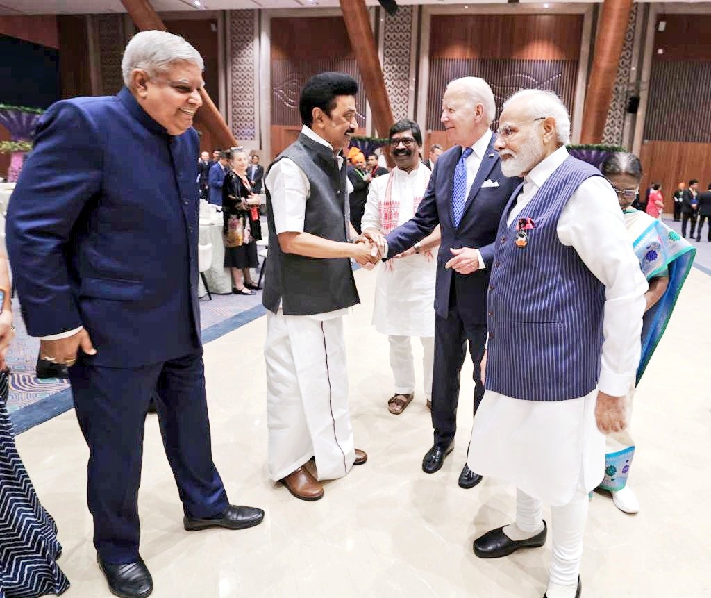 RelateWithAnand's tweet photo. Wow #ModiJacket famous amongst Indian leaders as well as foreign dignitaries hear more from #Khadi Gram Udyog CEO 👏🇮🇳
#G20BharatSummit
#G20SummitDelhi 
#Bharat 
#BharatMandapam https://t.co/yU8bHdU1IU