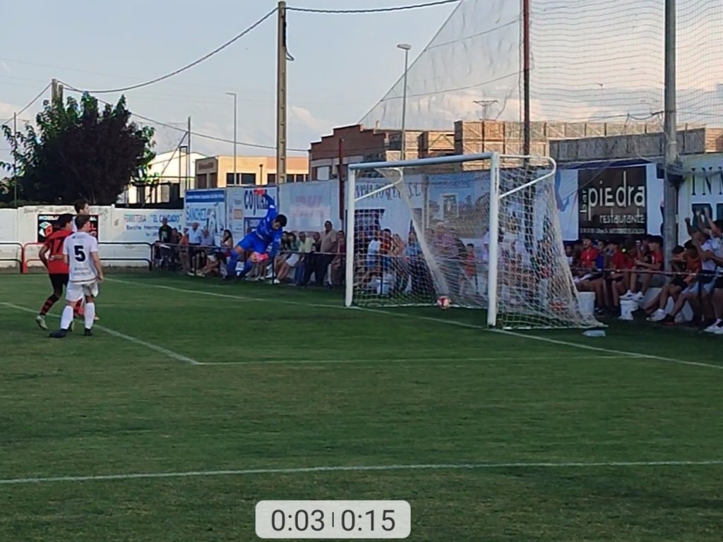Fidelfuce's tweet photo. .@FCLaCalzada y @CDAlfaro empatan a uno en el primer partido de liga. El árbitro no dio por bueno este gol de Chuchi en el 72. La pelota bota dentro de la línea de gol https://t.co/L8gZFmKRBY