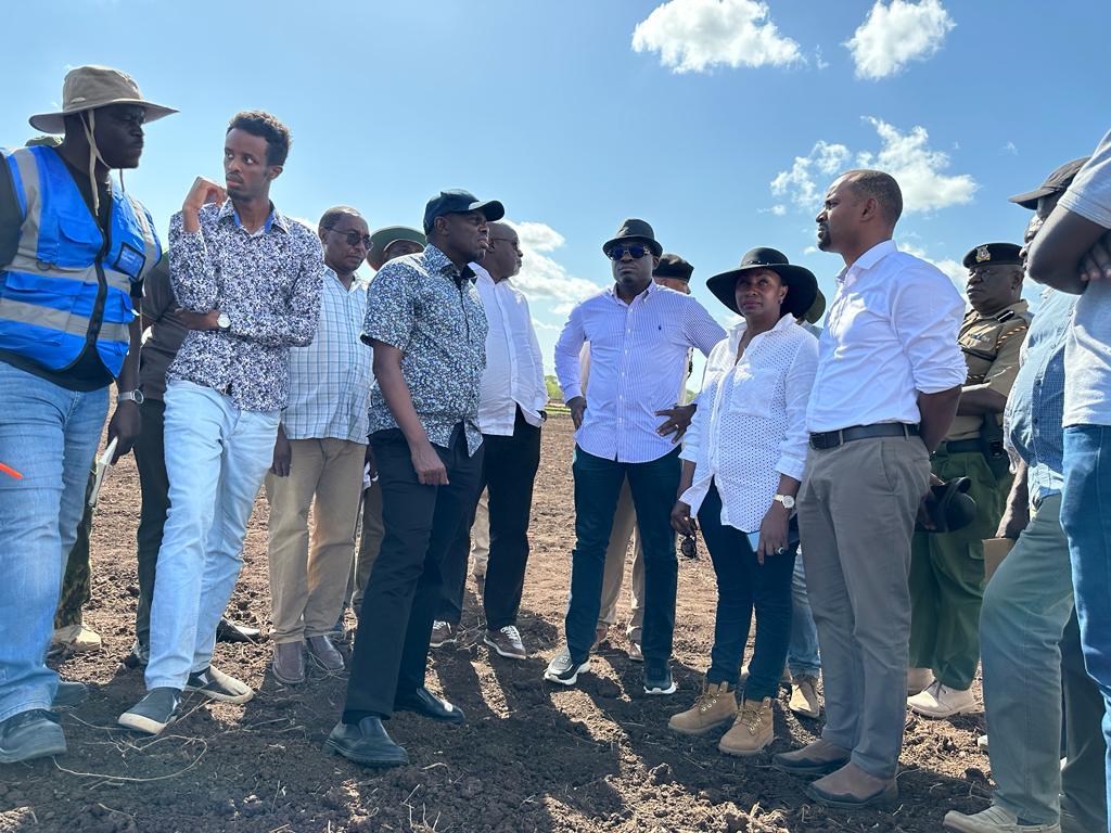 Roba_Liban_Duba's tweet image. 3: During his visit, we discussed how TARDA, through #TDIP is aligning with the Presidential Directive on food security as we explore the vast potential of the Project. Together, we're cultivating progress for our nation. 🌿🤝 #PresidentialDirective #AgriculturalInnovation