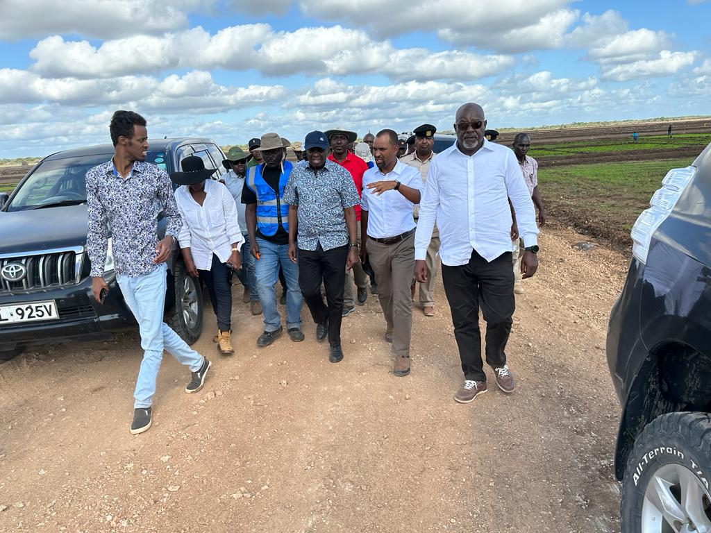 Roba_Liban_Duba's tweet image. 3: During his visit, we discussed how TARDA, through #TDIP is aligning with the Presidential Directive on food security as we explore the vast potential of the Project. Together, we're cultivating progress for our nation. 🌿🤝 #PresidentialDirective #AgriculturalInnovation