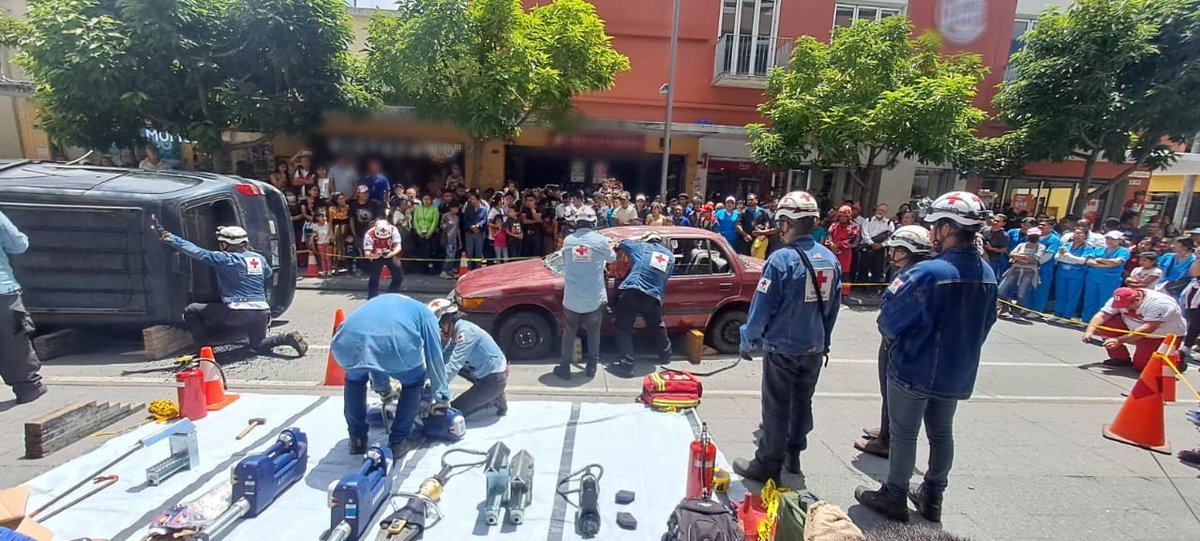 Noti7Guatemala's tweet photo. La Cruz Roja de Guatemala realiza un simulacro de rescate. El simulacro se realiza sobre la 6ta avenida y 10ma calle de la zona 1 capitalina.

Informa: Karen Juárez. https://t.co/ZQcavql5Ok