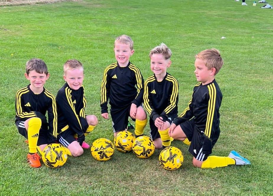 Hutchie_Vale's tweet photo. 𝟐𝟎𝟏𝟕𝐬 𝐅𝐮𝐧 𝟒𝐬
Well done to our 2017s who have started their journey at fun 4s this weekend.
The boys really enjoyed the game and are already looking forward to next week.
Well done boys.
#Hutchie🟡⚫️ #2017s #journeybegins https://t.co/0Mmlm1SG1i