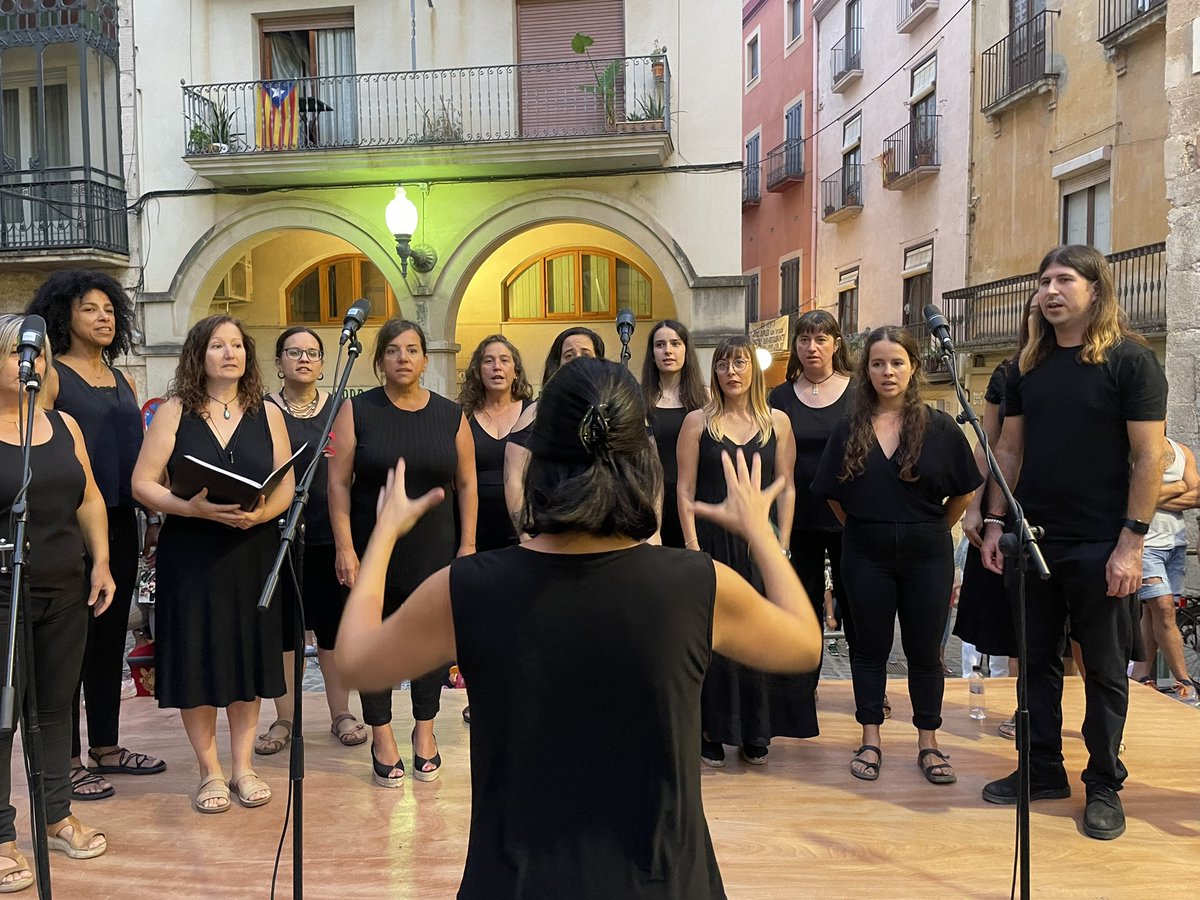 VallsAjuntament's tweet photo. Diada | @SuiteCor de Valls interpreta Els Segadors en l’obertura dels actes commemoratius a Valls de la Diada Nacional a Valls. Acte seguit s’iniciarà l’actuació castellera. 

#Valls #DiadaNacional https://t.co/zDvEoQupBV