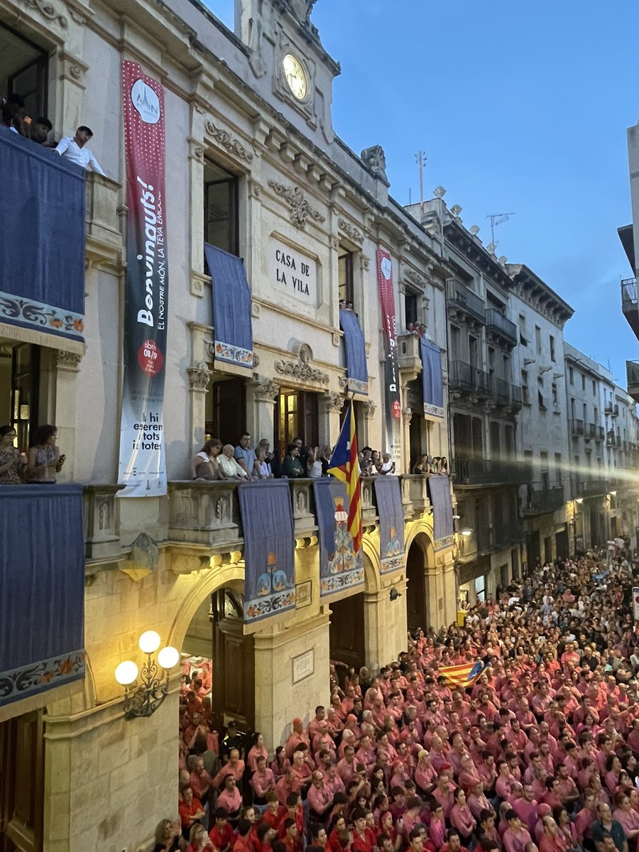 VallsAjuntament's tweet photo. Diada | @SuiteCor de Valls interpreta Els Segadors en l’obertura dels actes commemoratius a Valls de la Diada Nacional a Valls. Acte seguit s’iniciarà l’actuació castellera. 

#Valls #DiadaNacional https://t.co/zDvEoQupBV