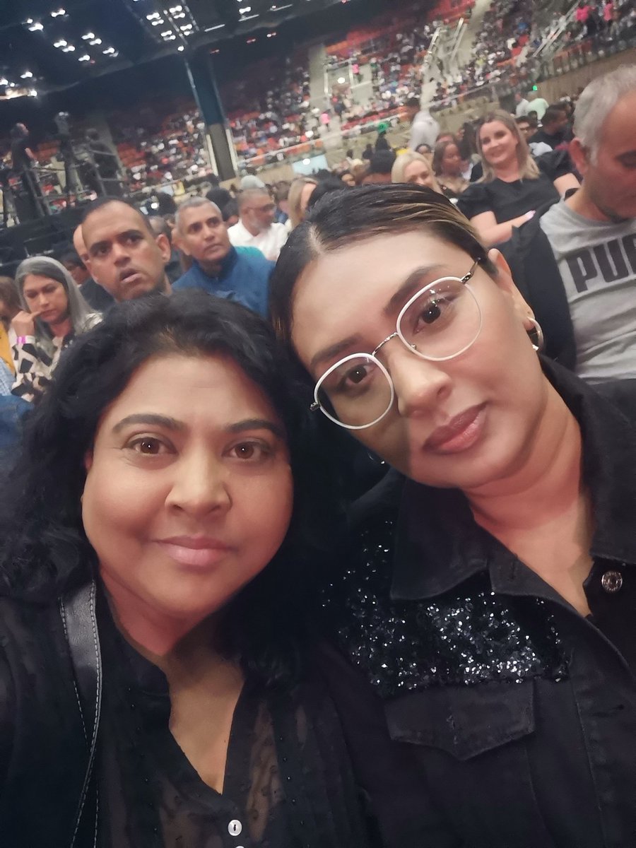 RachelVadi's tweet photo. #TrevorNoahInSA babbbyyyy. It's a #vibe   @SavannaCider @Trevornoah https://t.co/TqYEMhAgVv