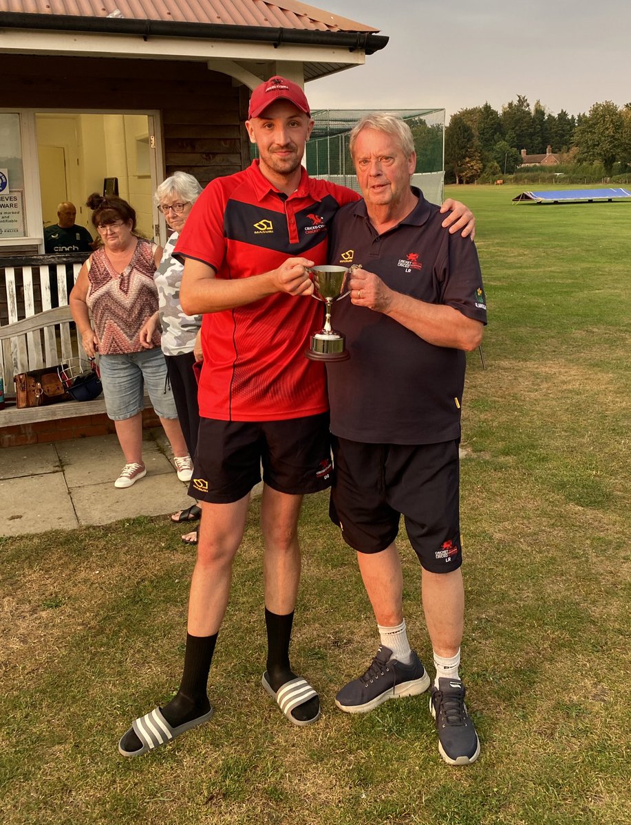 CHAMPIONS 🏆 PENCAMPWR

Essex finished on 125-8 off their 32, so we win by 62 Runs on DLS 🥳

League and National Champions!

Captain Daniel Quick and Head Coach Les Randall hold the Trophy aloft 🏆

🏏🏴󠁧󠁢󠁷󠁬󠁳󠁿🐉🔴🔵 | #WeAreWelshCricket
