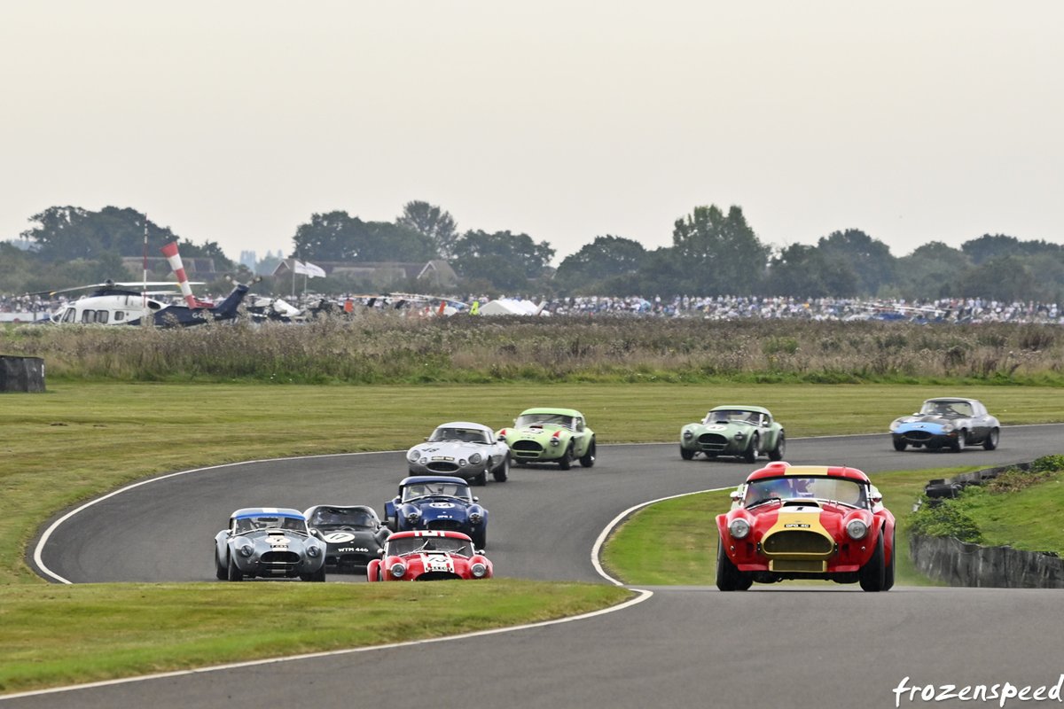 Dab of oppo.

Marino Franchitti leading the RAC TT field in slippery conditions.
Spot the right hand glove at 12 o'clock.
#GoodwoodRevival #RACTT