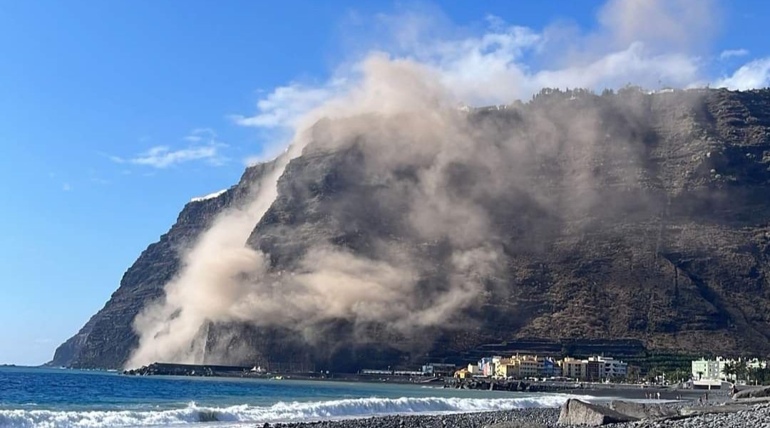 Gran desprendimiento en el Puerto de Tazacorte. La Palma. 
Una zona muy concurrida de gente.
Éste domingo tarde. 
📷 palmerus.es