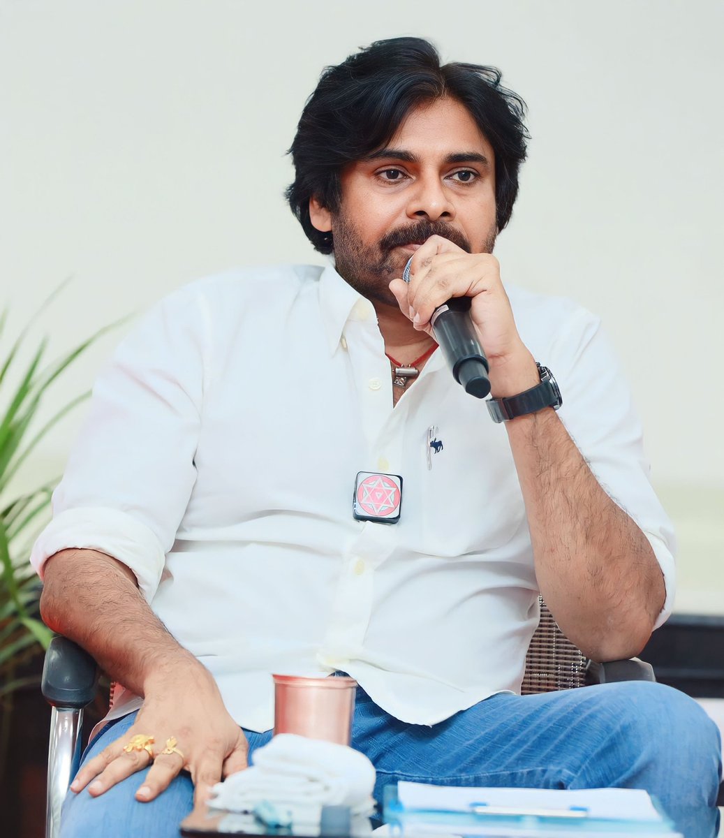 JanaSenaParty's tweet image. ‘నేను జైలుకెళ్లాను.. అంతా జైలుకెళ్లాల్సిందే...’ ఇదే జగన్ విధానం

• చట్టాలు సంపూర్ణంగా పని చేసి ఉంటే జగన్ సీఎం అయ్యేవాడు కాదు 

• వారాహి యాత్ర వేళ కోనసీమ జిల్లాలో మారణకాండకు 2 వేల మంది కిరాయి మూకలను దించారు 

• జగన్ లండన్ వెళ్లినపుడల్లా రాష్ట్రంలో అల్లకల్లోలం 

• ఇక్కడ…