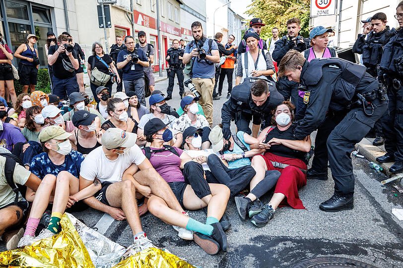 Proteste von Aktivisten auf der IAA in München - draußen, im September 2023 und einem Durchschnittsalter der Protestler von geschätzten 20 Jahren. 
Na, was fällt euch auf?