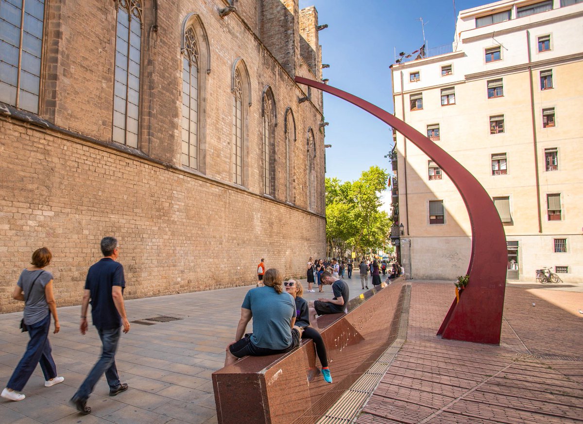Com sempre la Vetlla de la Diada Nacional de Catalunya, és a dir #taldiacomavui, se celebrarà al Fossar de les Moreres. Però per què el fossar és triangular? i sabíeu que aquest granit roig amb què és fet el mur on hi ha la frase de Pitarra fou portat de la Unió Soviètica? Fil ⭐️
