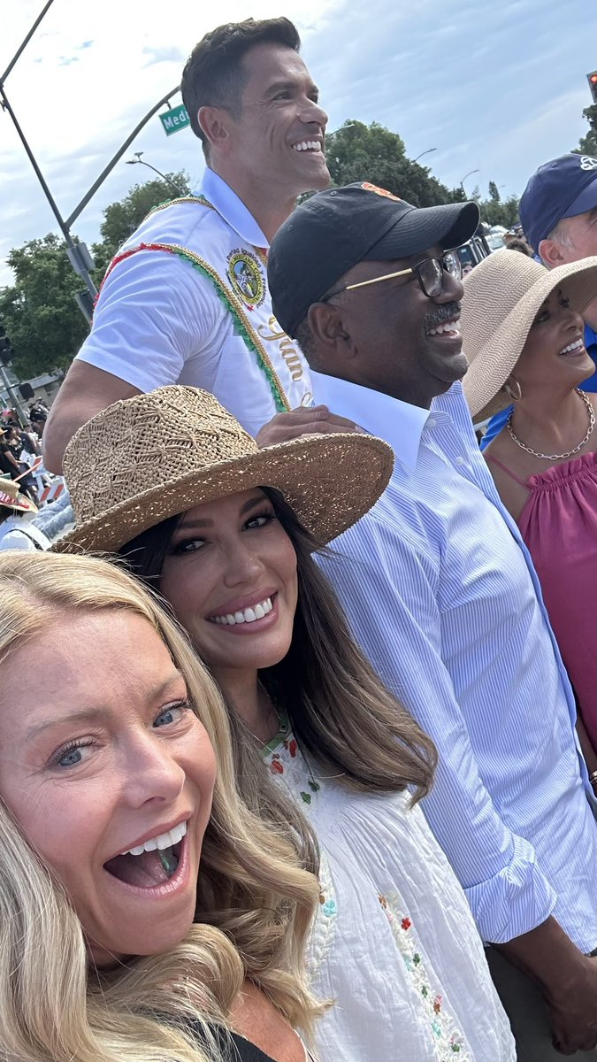 KellyRipa's tweet image. ¡Viva Mexico! 🇲🇽 @MarkConsuelos was increíble today as the Grand Marshal for the #EastLaParade! Feliz #MexicanIndependenceDay ❤️💚