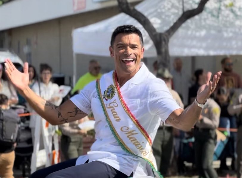 KellyRipa's tweet image. ¡Viva Mexico! 🇲🇽 @MarkConsuelos was increíble today as the Grand Marshal for the #EastLaParade! Feliz #MexicanIndependenceDay ❤️💚