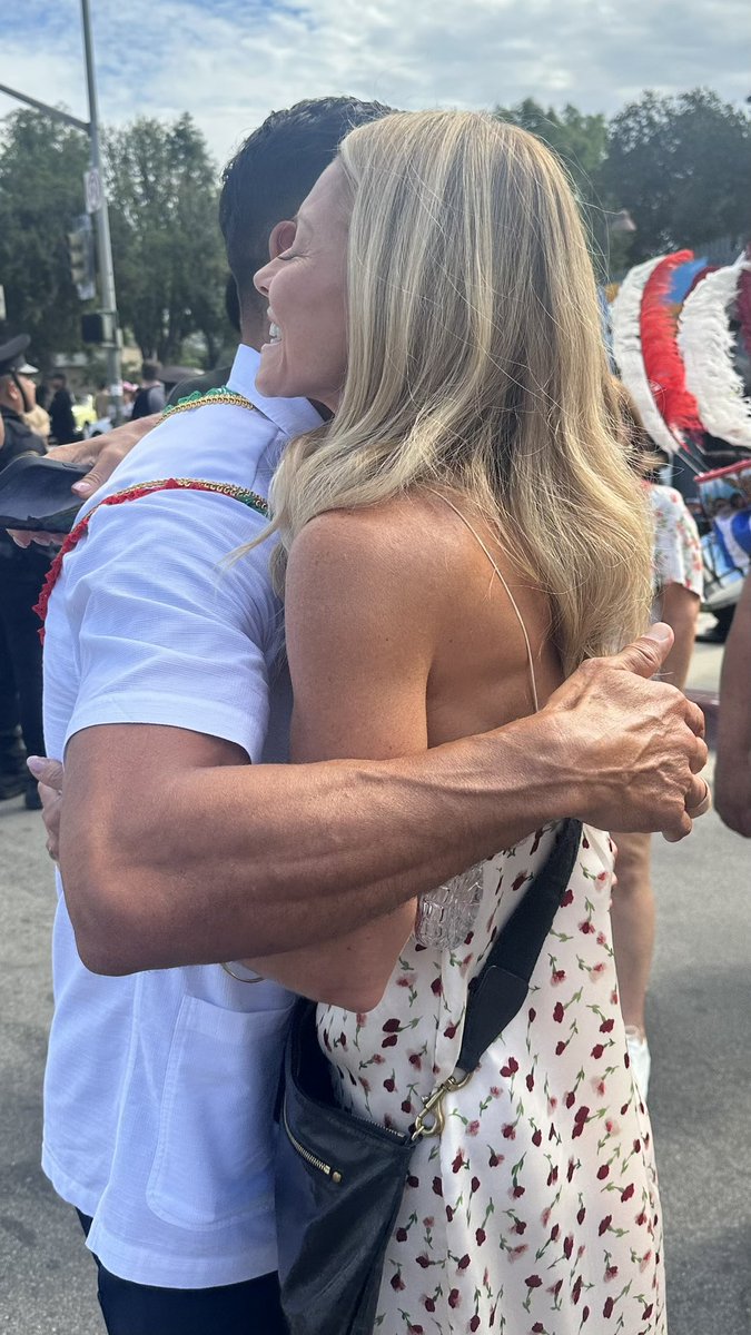 KellyRipa's tweet image. ¡Viva Mexico! 🇲🇽 @MarkConsuelos was increíble today as the Grand Marshal for the #EastLaParade! Feliz #MexicanIndependenceDay ❤️💚