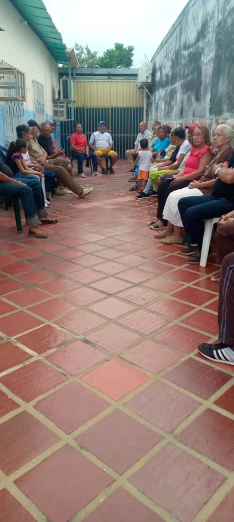oaivssbarinas's tweet photo. #07Sept | 🇻🇪 Personal @oaivssbarinas participó en reunión con Adultos Mayores de la comunidad Los Próceres para conformación de Club de Abuelos #Barinas. Seguiremos venciendo por los caminos de Chávez. 💪🏼💛💙❤️ @nicolasmaduro @MagaGutierrezV @Somosivss https://t.co/Nh0NdKVekh
